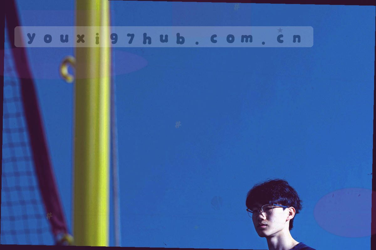 等宽字体风格的包体大小与运行环境字段被放大成抽象数据切片，背景为暗夜蓝与经幡黄刻度